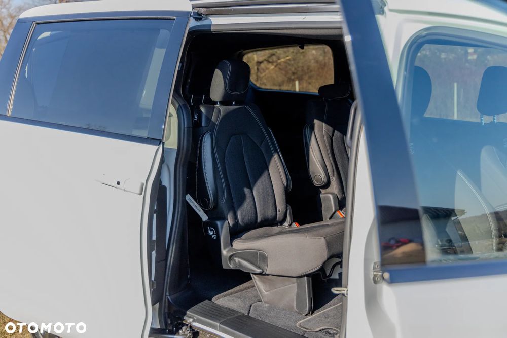 Chrysler Pacifica - 16