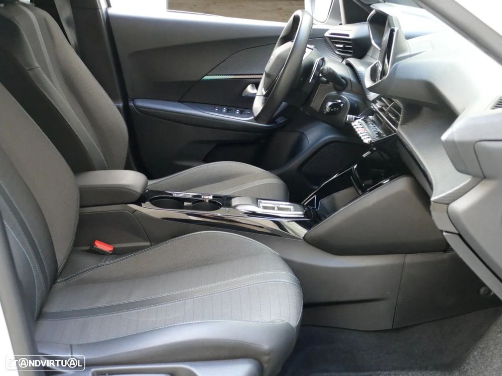 Peugeot 2008 1.2 PureTech Allure EAT8 - 28