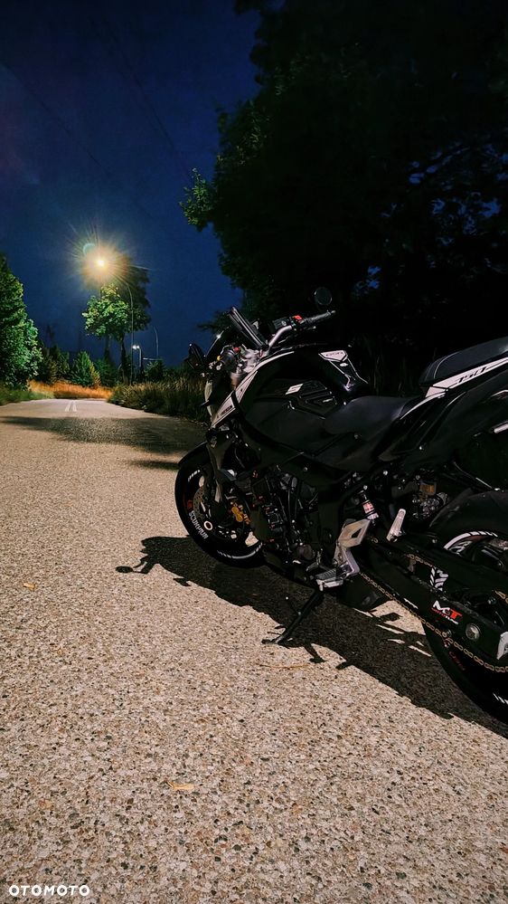 Suzuki GSR - 8