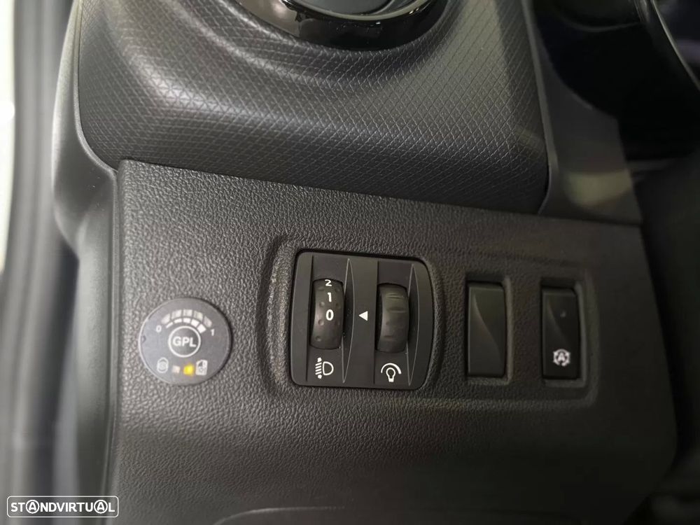 Renault Clio 0.9 TCe Limited Bi-Fuel - 32