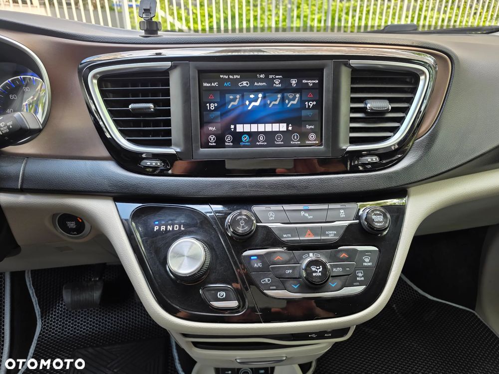 Chrysler Pacifica - 12