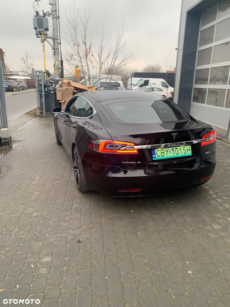 Tesla Model S - 3