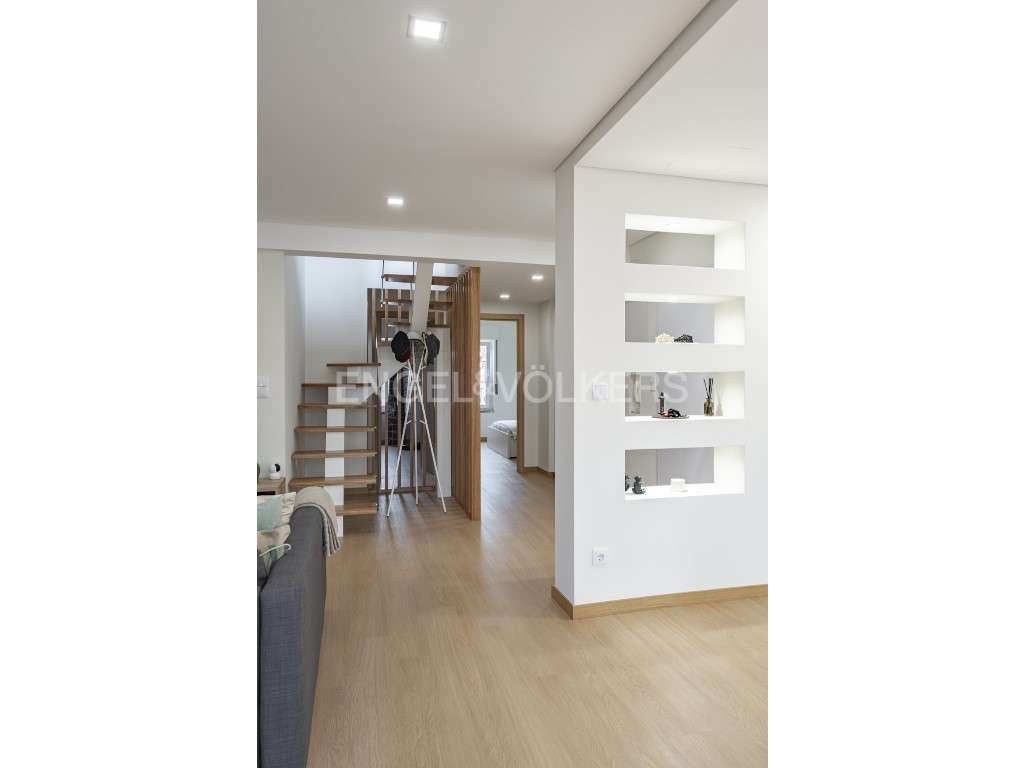 T4 Duplex Remodelado em Barcarena - Grande imagem: 5/30