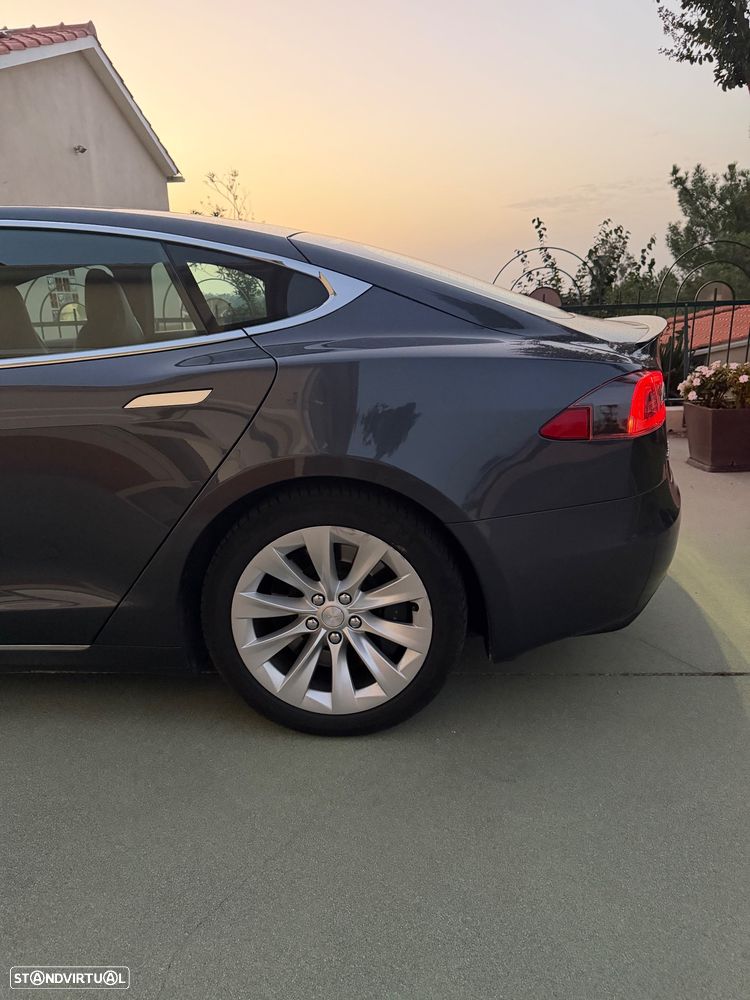 Tesla Model S - 7