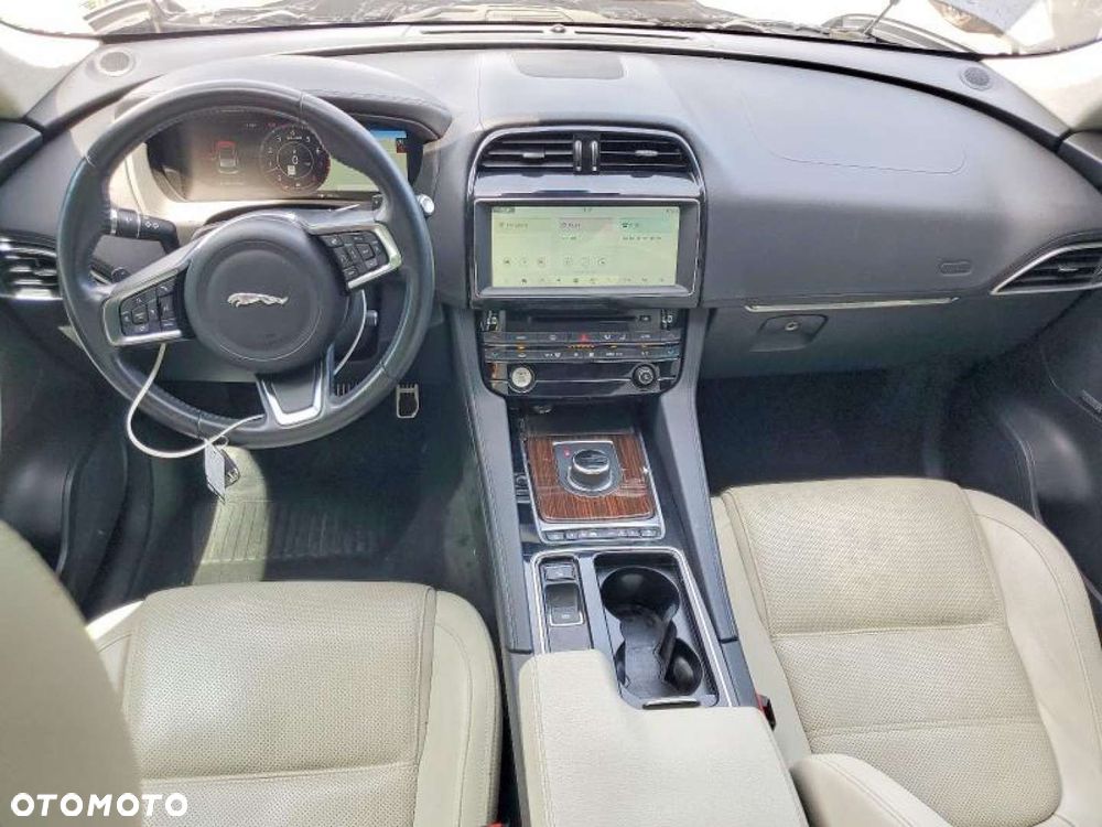 Jaguar F-Pace - 10