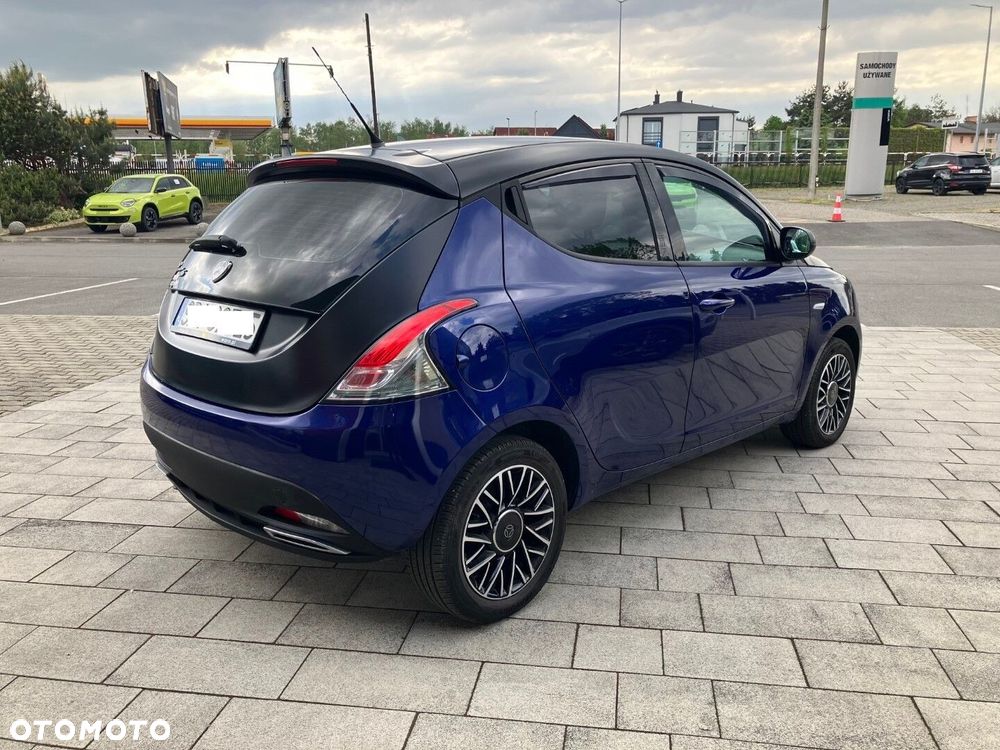 Lancia Ypsilon 1.2 8V Momo S&S - 10