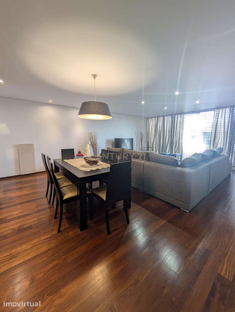 Moradia T4 , como nova, com Box (2 viaturas), com 2 salas em Castêlo d - Grande imagem: 2/23