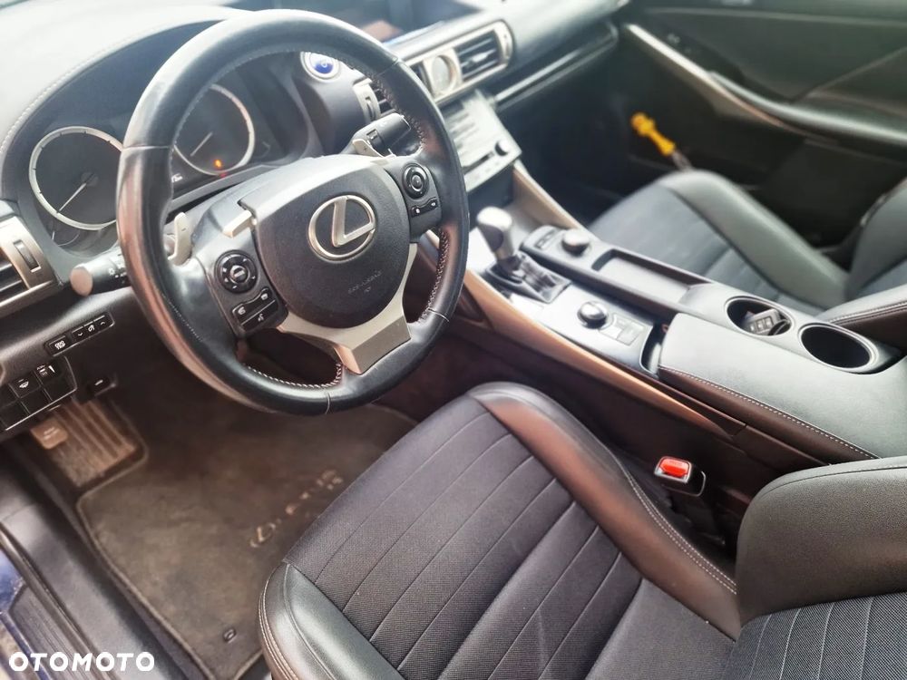 Lexus IS 300h Elegance - 16
