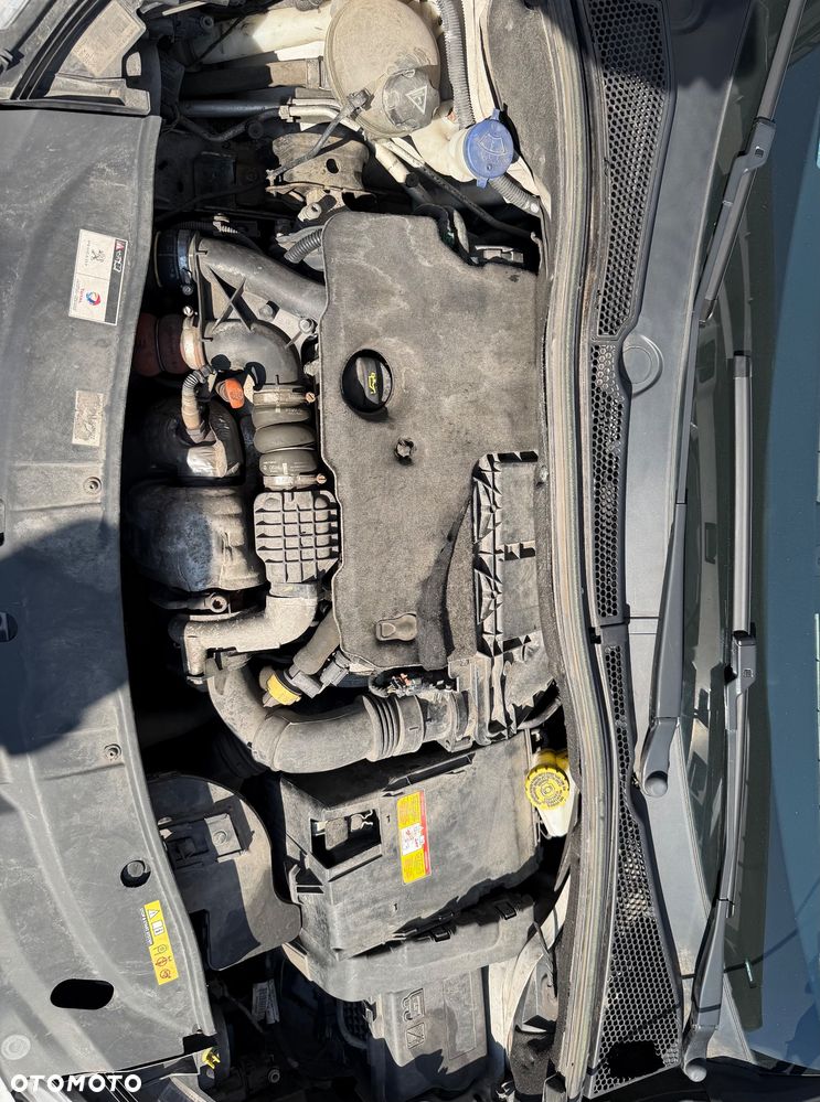 Peugeot 2008 1.6 e-HDi Allure S&S - 10