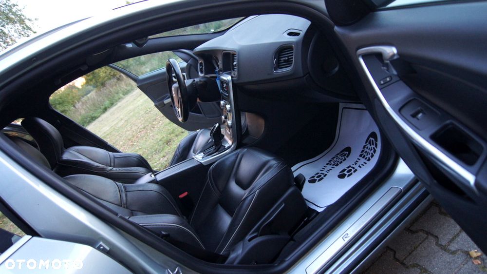 Volvo V60 D3 R-Design - 24