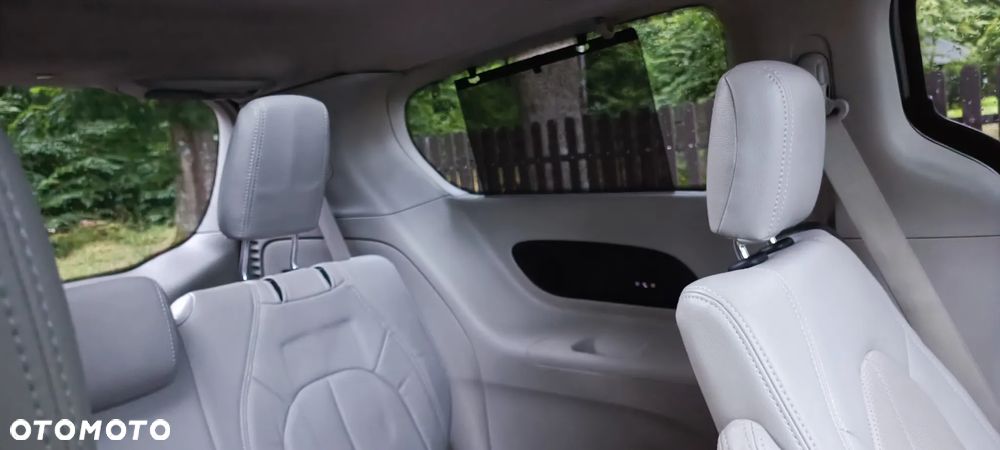 Chrysler Pacifica - 12