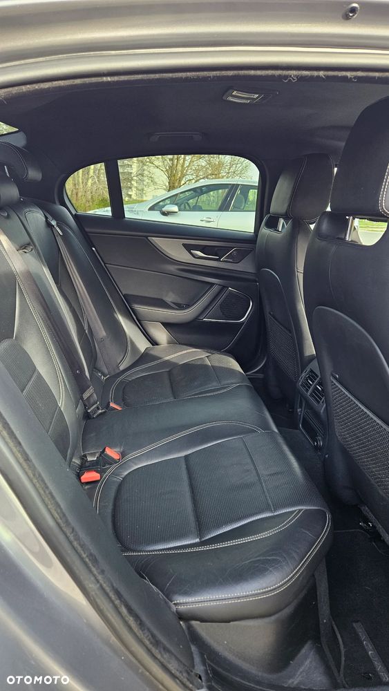 Jaguar XE 2.0 D180 R-Dynamic SE - 16