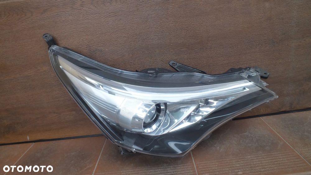 Lampa przednia prawa zwykła Toyota Avensis t29 lift - 3