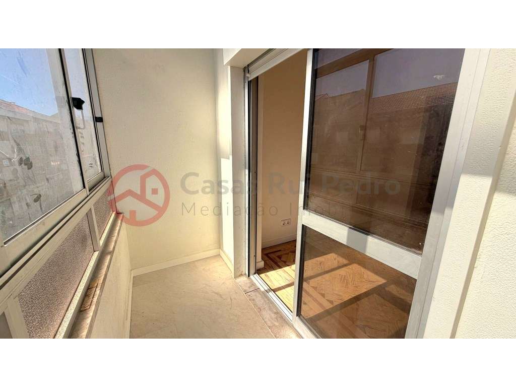 Apartamento T2 remodelado em Foros de Amora - Grande imagem: 2/32