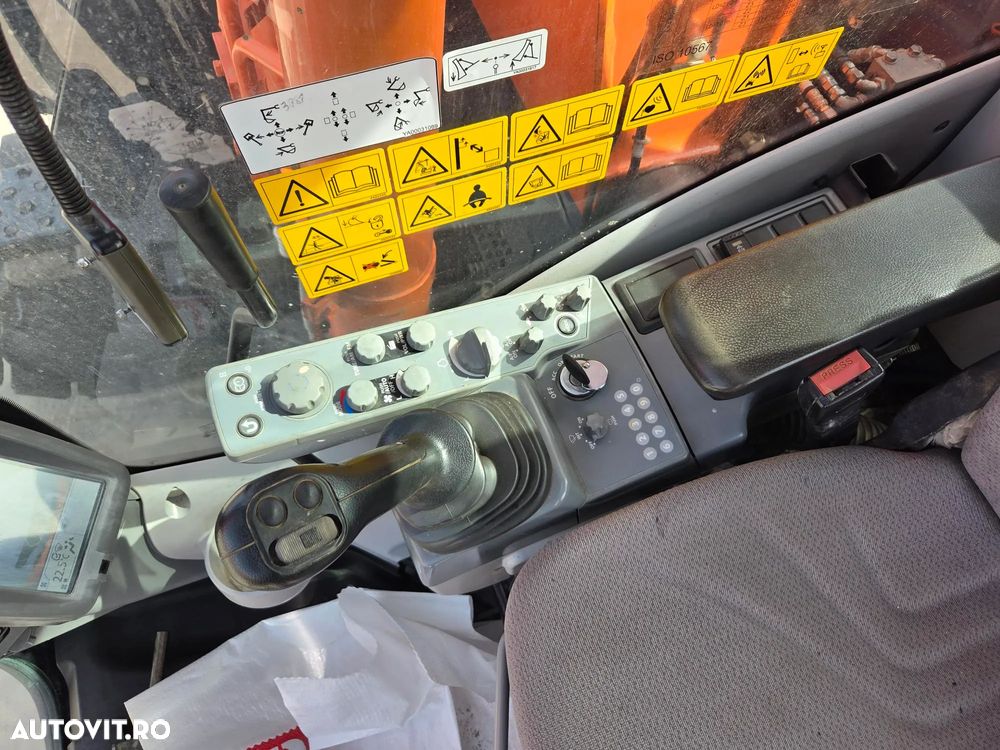 Hitachi ZX135US-6, 15t, 2018, 3.958h, PADURI CAUCIUC NOI, CUPLA RAPIDA HIDRAULICA, CUPA LATA NOUA, cupa ingusta, camera spate, camere laterale, Adanc sapare 6m, latime 2,49m, ridica 7t, consum mediu 7l/h, posibil leasing 3 ani-PROMOTIE 79.900 EUR+Tva - 20