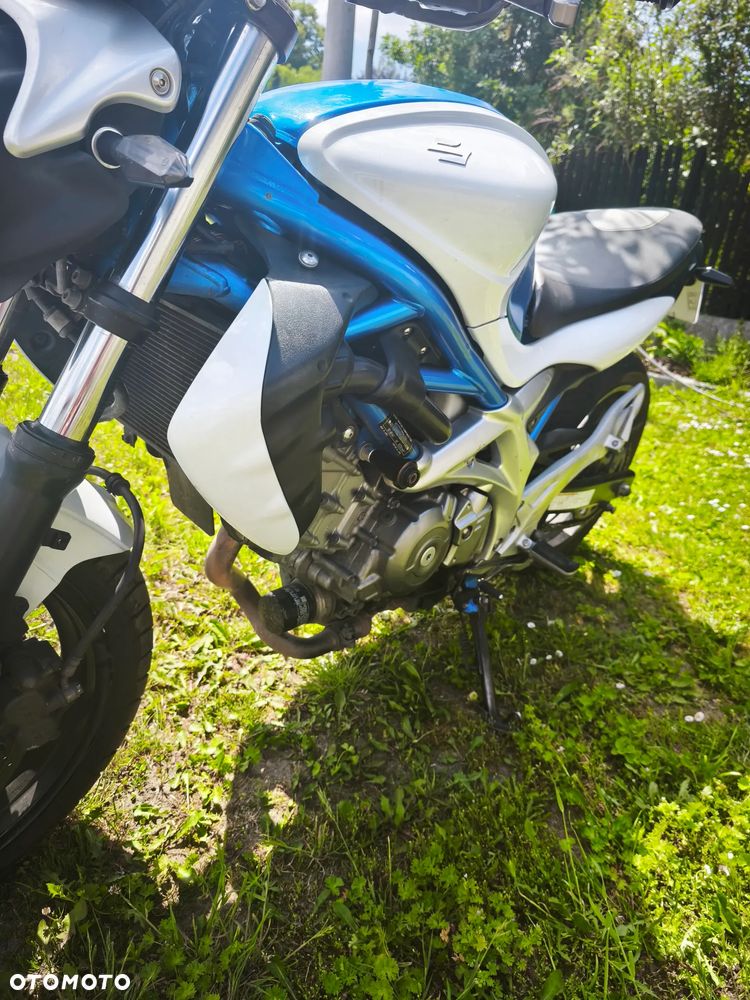 Suzuki Gladius - 6