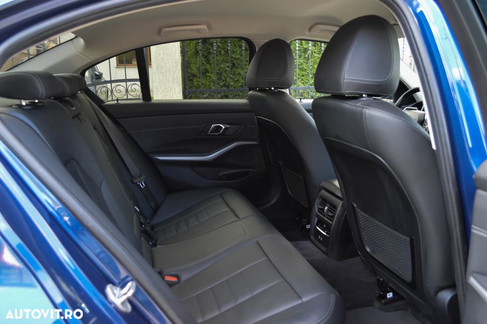 BMW Seria 3 320i Aut. Luxury Line - 33