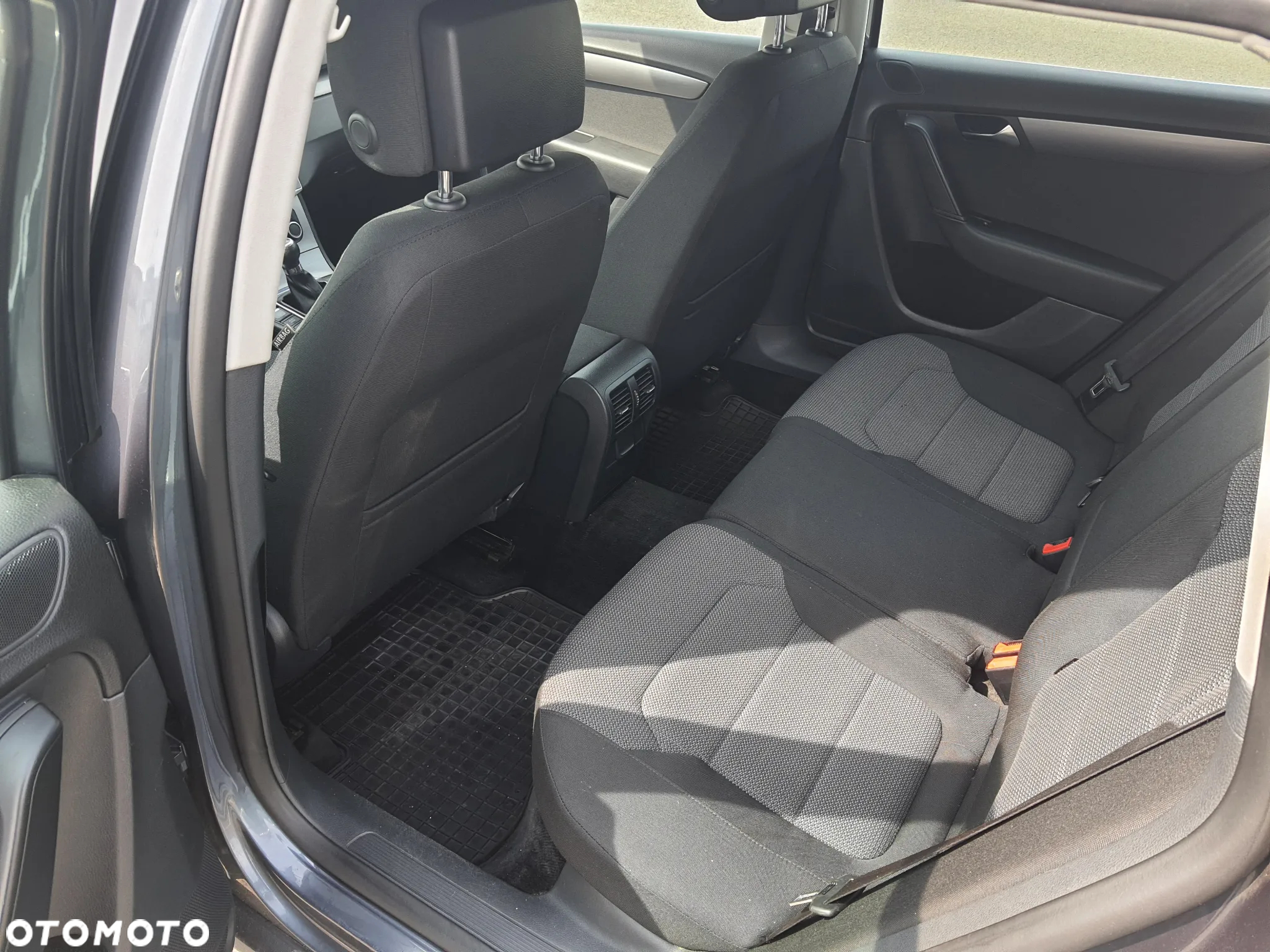 Volkswagen Passat 1.6 TDI DPF BlueMot Comfortline - 24