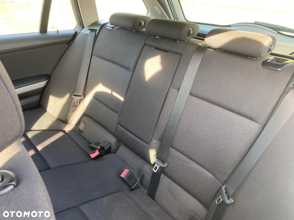 BMW Seria 3 318i Touring - 15
