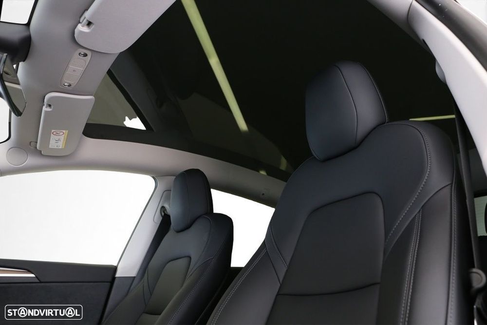 Tesla Model Y - 8