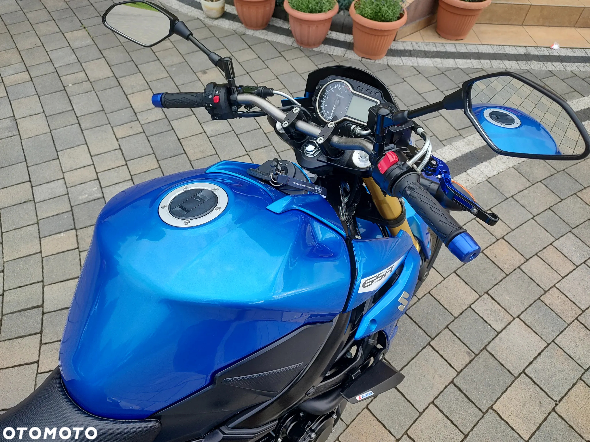 Suzuki GSR - 8