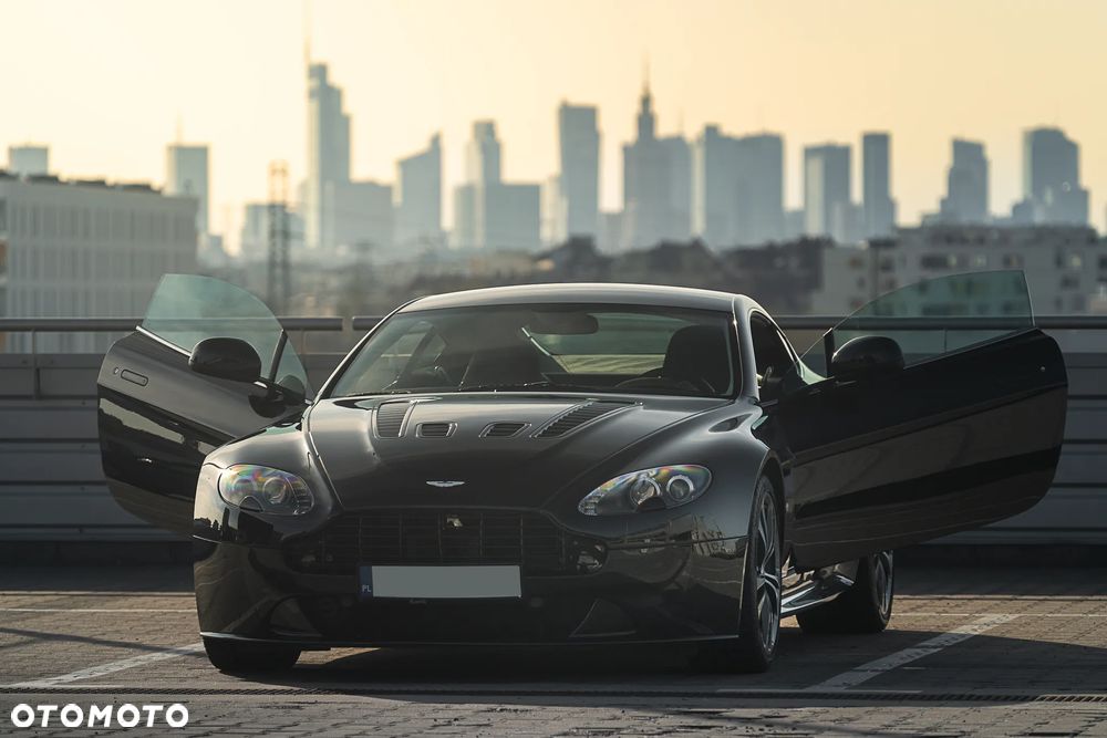 Aston Martin V12 Vantage Carbon Black - 34