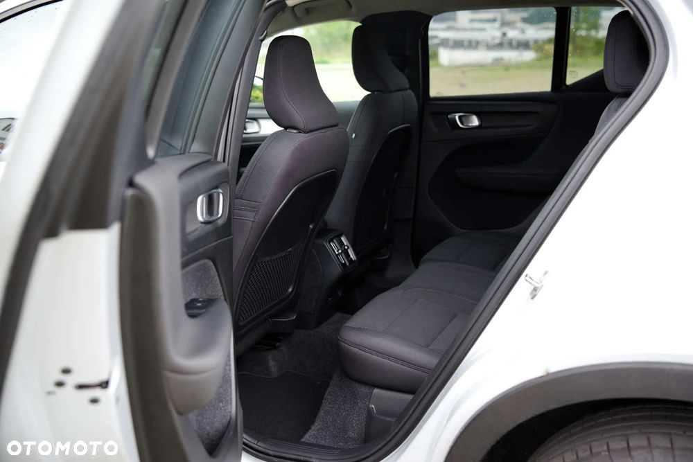 Volvo XC 40 B4 B AWD DKG Momentum Pro - 29