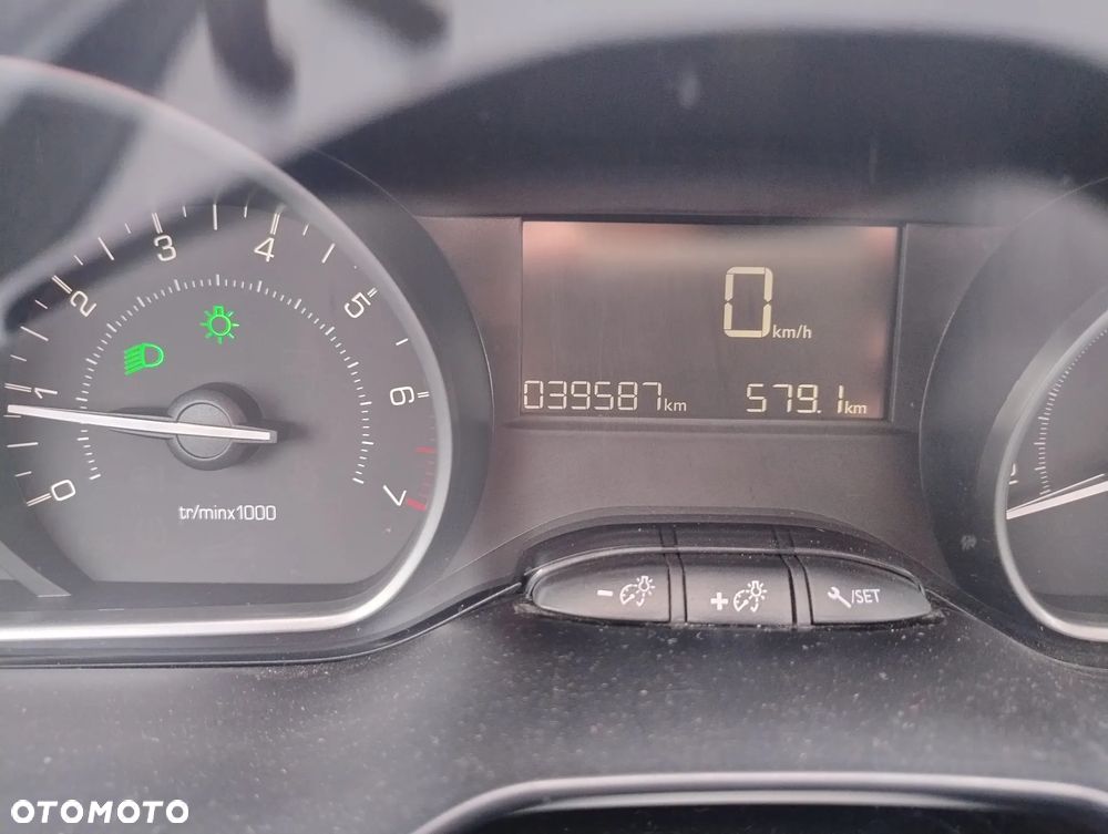 Peugeot 2008 1.2 Pure Tech GPF Signature S&S - 11