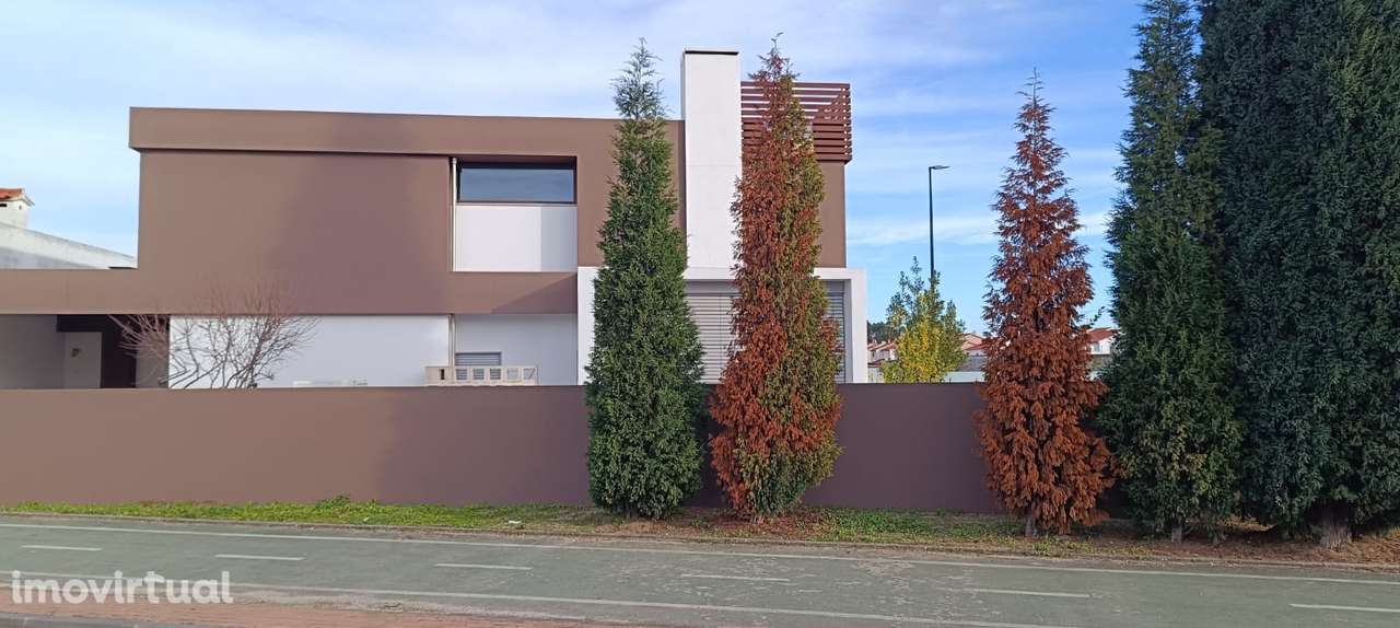 Moradia T4 Isolada na Urbanização do Bonito – Entroncamento - Grande imagem: 3/53