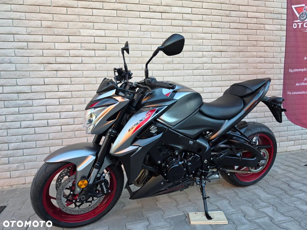 Suzuki GSX - 12