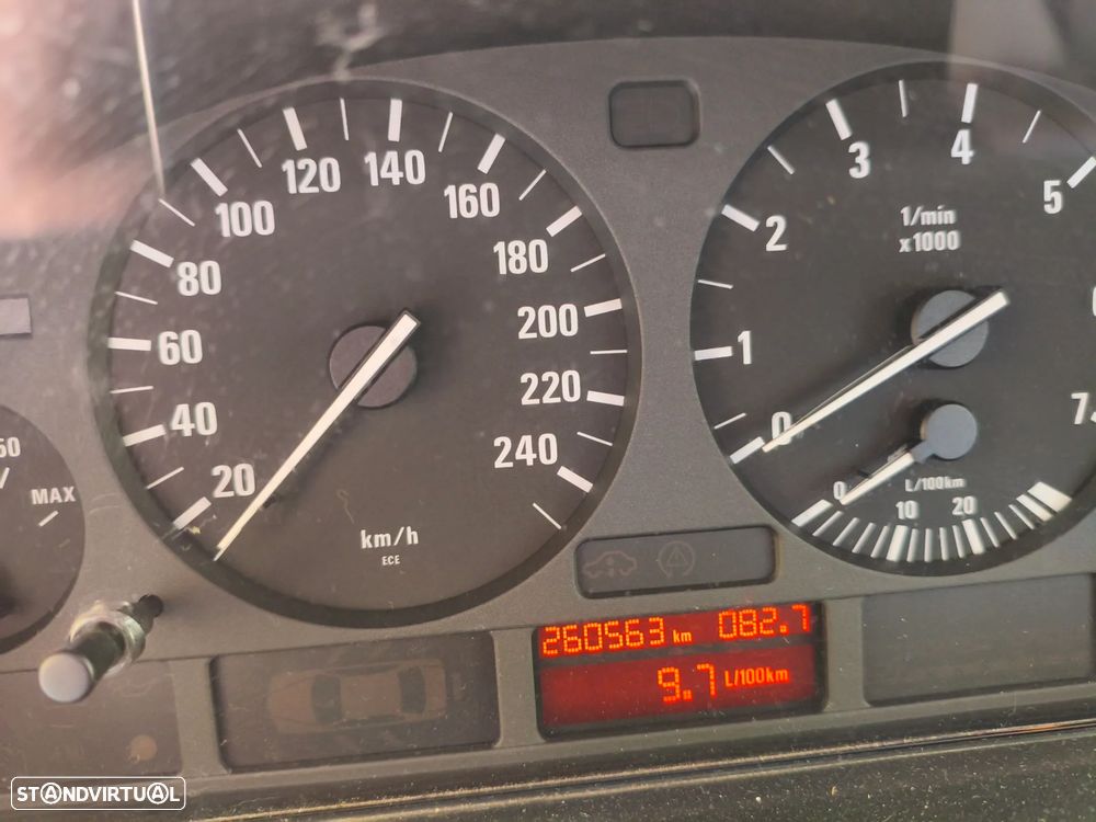 BMW 520 iA - 12