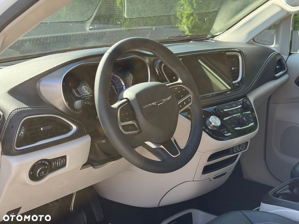 Chrysler Pacifica - 12