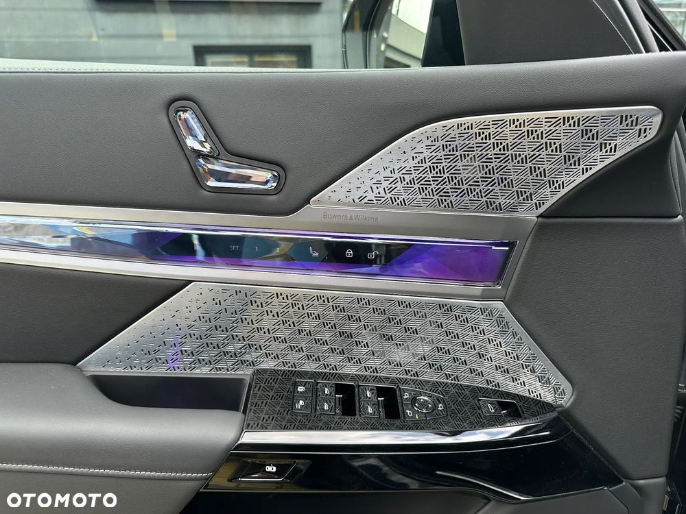 BMW Seria 7 M760e PHEV xDrive Individual Edition sport - 12
