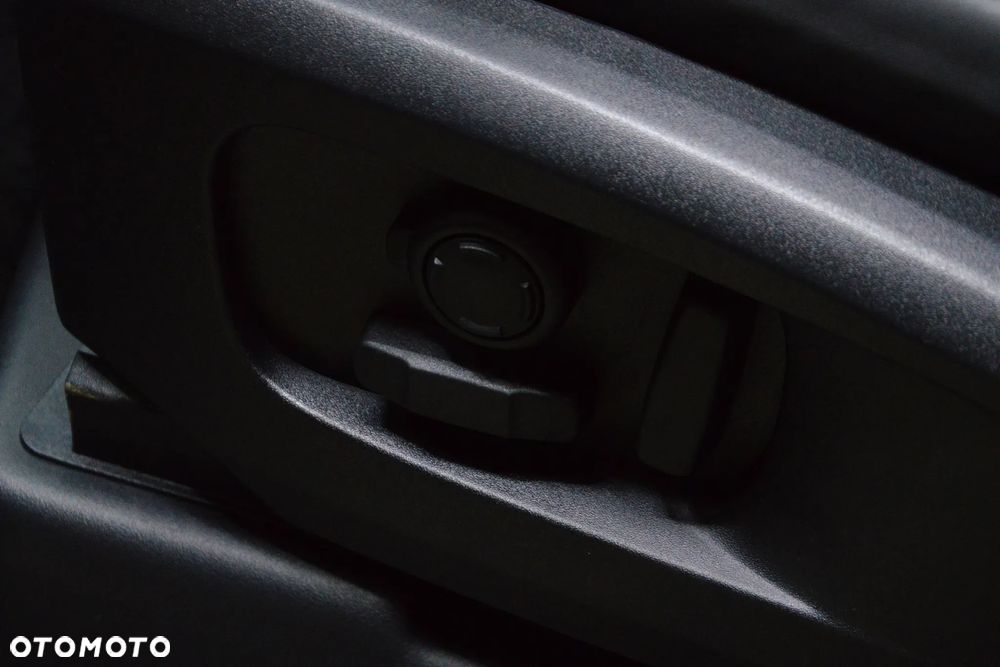 Land Rover Defender 110 D300 X-Dynamic HSE - 12