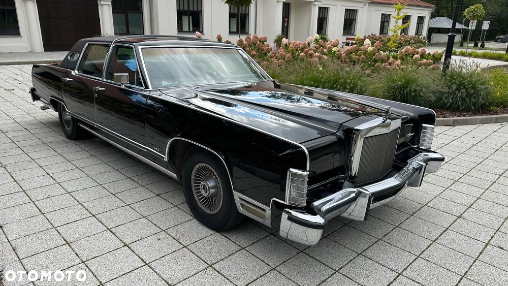 Lincoln Town Car - 2