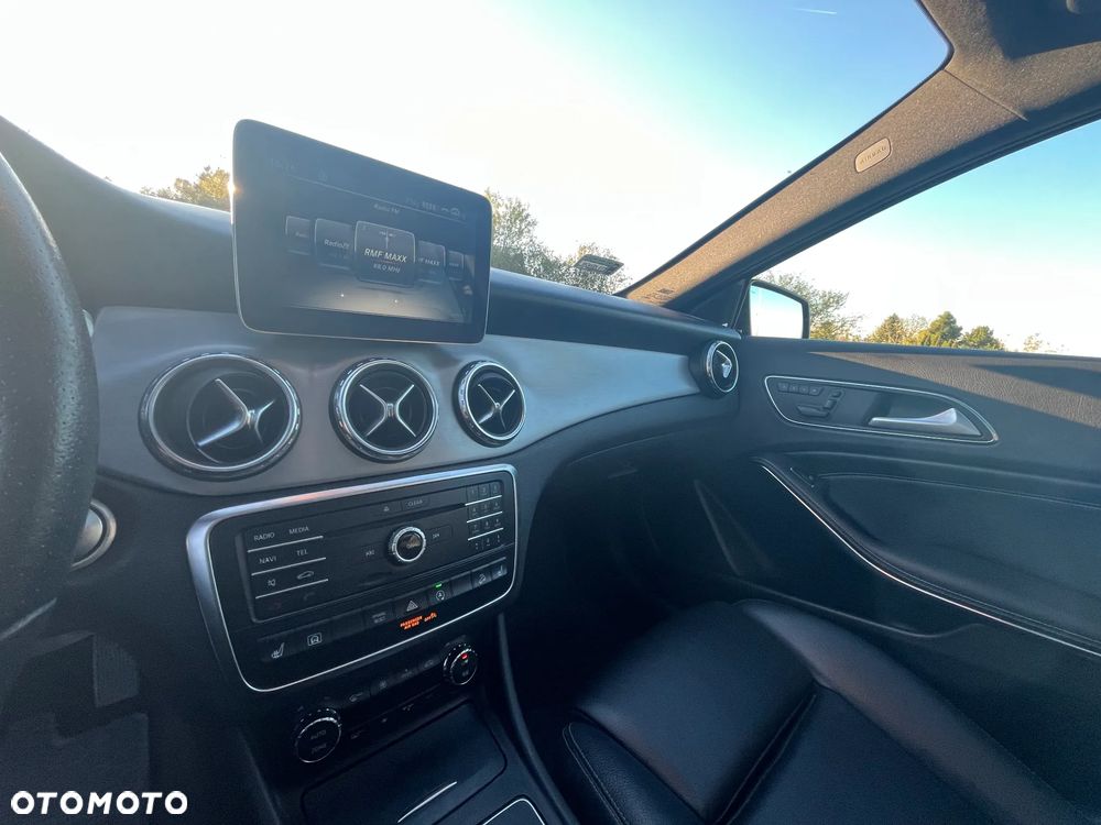 Mercedes-Benz GLA 250 4Matic 7G-DCT - 15