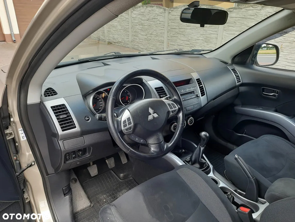Mitsubishi Outlander - 11