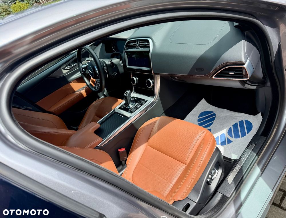 Jaguar XE P250 R-Dynamic SE - 14