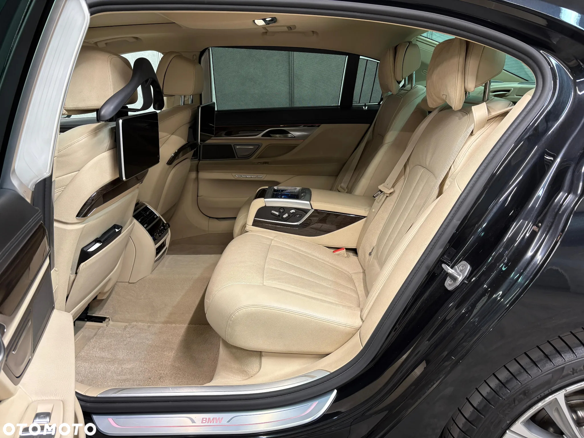 BMW Seria 7 750Li xDrive - 16