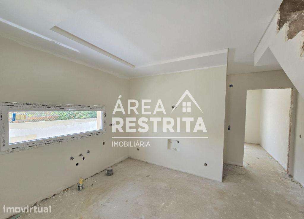 MORADIA GEMINADA T3 COM QUARTO RC QUINTA DAS LARANJEIRAS, FERNÃO FERRO - Grande imagem: 4/31