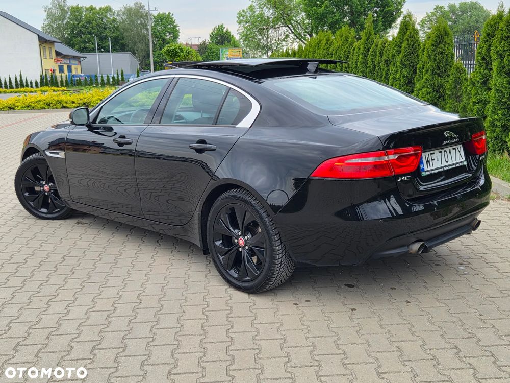 Jaguar XE 2.0 T Prestige - 3
