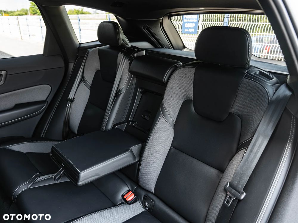 Volvo XC 60 B4 B Plus Dark - 28
