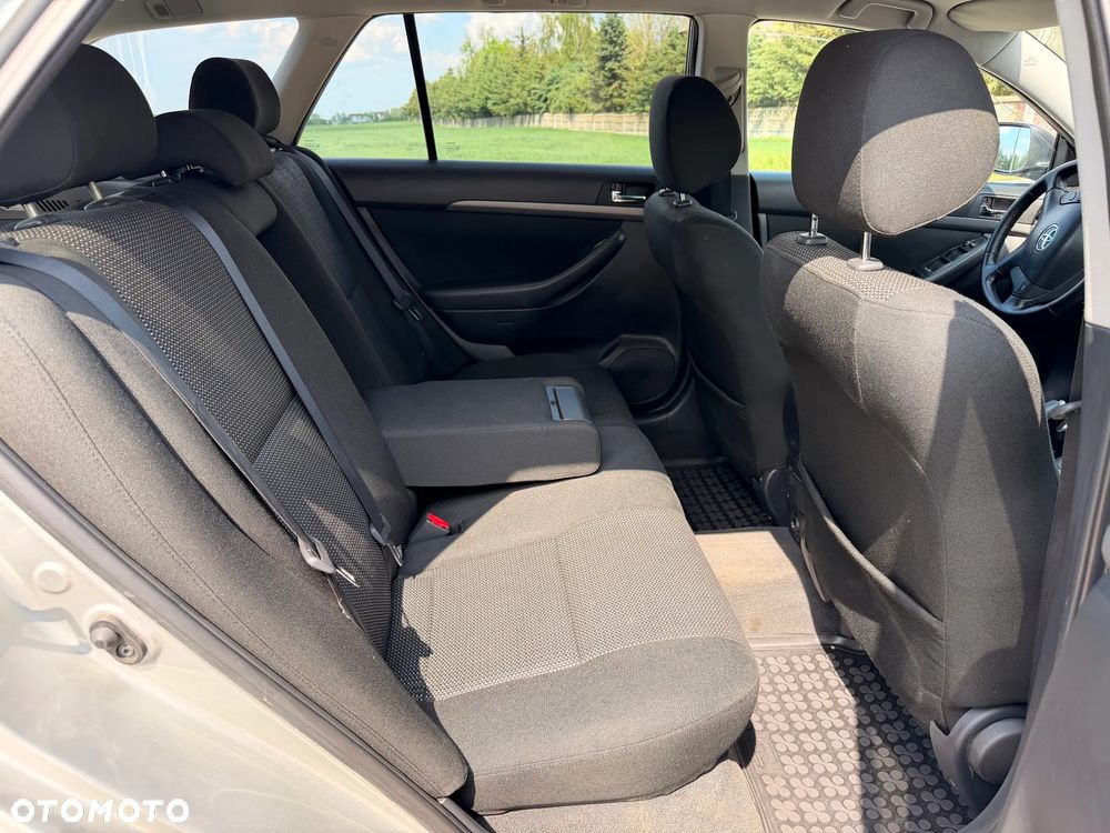Toyota Avensis 1.8 VVT-i Luna - 11