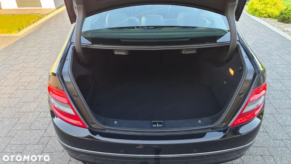 Mercedes-Benz Klasa C 180 CGI Automatik BlueEFFICIENCY Avantgarde - 38