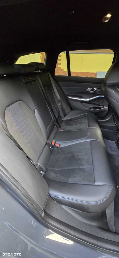 BMW Seria 3 320d xDrive M Sport - 36