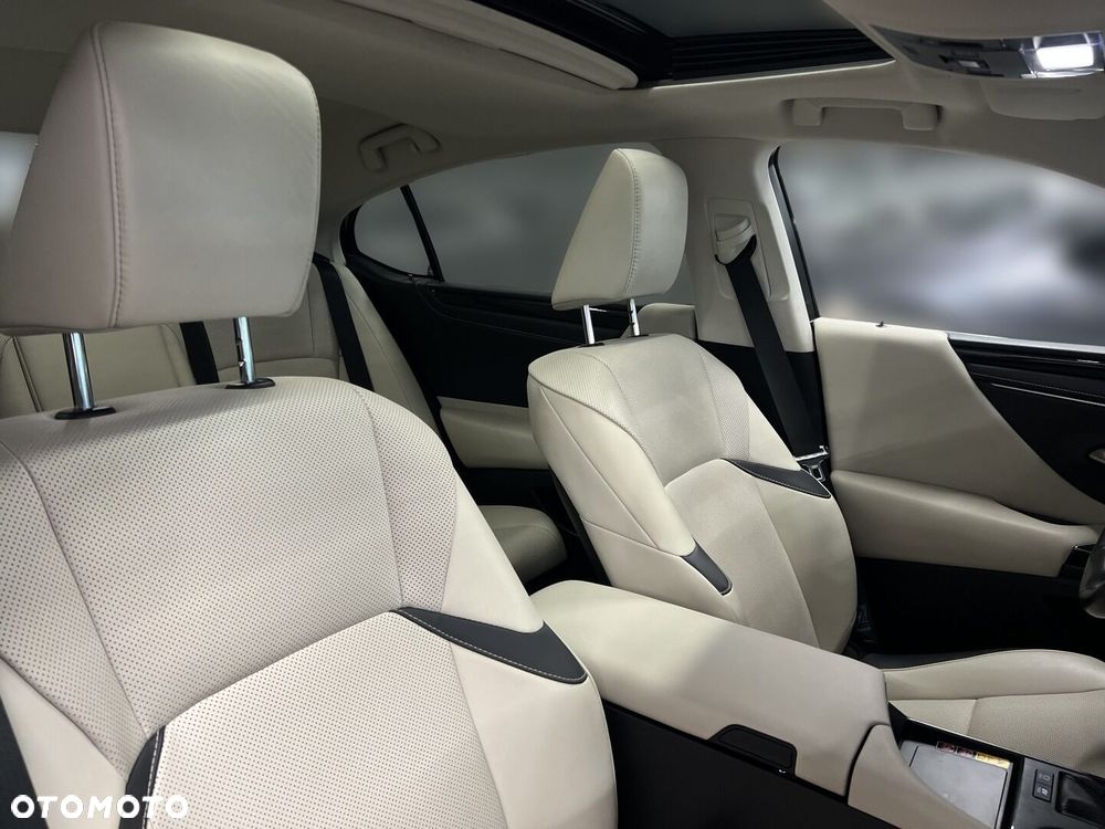 Lexus ES 300h Business Edition - 17