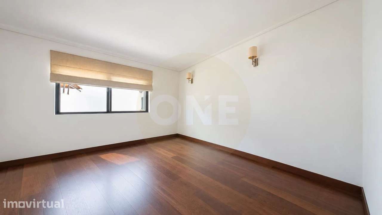 Moradia T5 Isolada com garagem – Elegância, Conforto e Privacidade - Grande imagem: 4/50