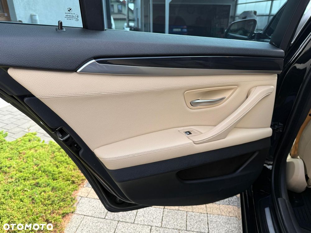 BMW Seria 5 520d xDrive - 16