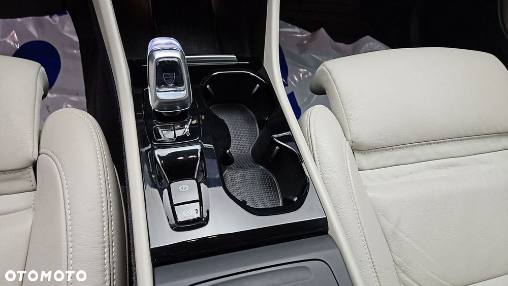 Volvo XC 40 B4 Plus Dark - 19