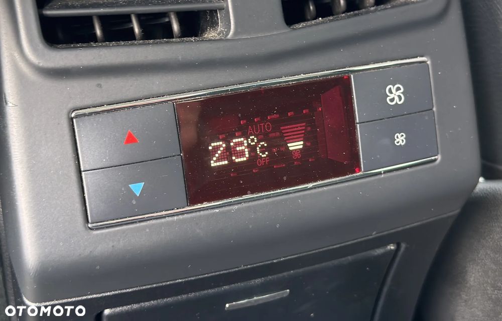 Mercedes-Benz Klasa E 250 BlueTEC 4Matic 7G-TRONIC Avantgarde - 27